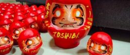 บริษัทโตชิบา ให้ความไว้วางใจเปเปอร์มาเช่บ้านรักศิลปะผลิตดารุมะ ตุ๊กตาแห่งความหวัง เครื่องรางประจำชาติของญี่ปุ่น